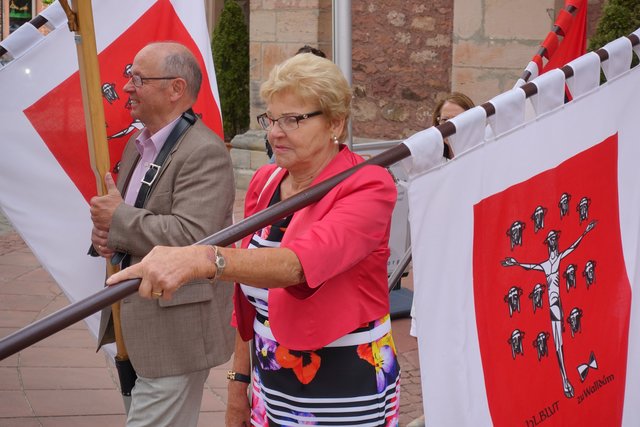 Christa Jung aus Köln wurde besonders geehrt: sie nahm bereits zum 45. Mal  an der Fußwallfahrt teil nach Walldürm teil.