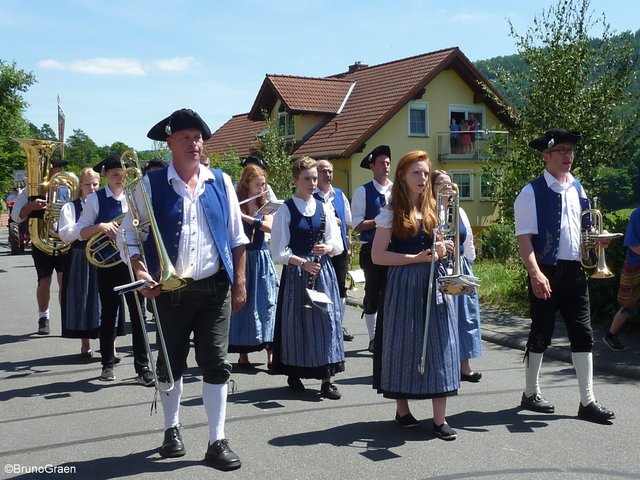 Odenwälder Trachtenkapelle Wenschdorf-Monbrunn beim Festzug in Weckbach