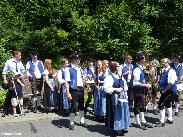 Odenwälder Trachtenkapelle Wenschdorf-Monbrunn beim Festzug in Weckbach