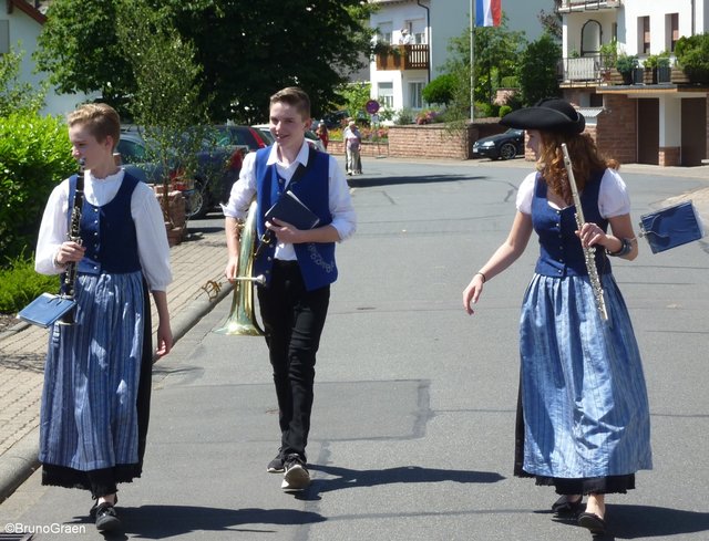 Odenwälder Trachtenkapelle Wenschdorf-Monbrunn - auf zum Festzug in Weckbach