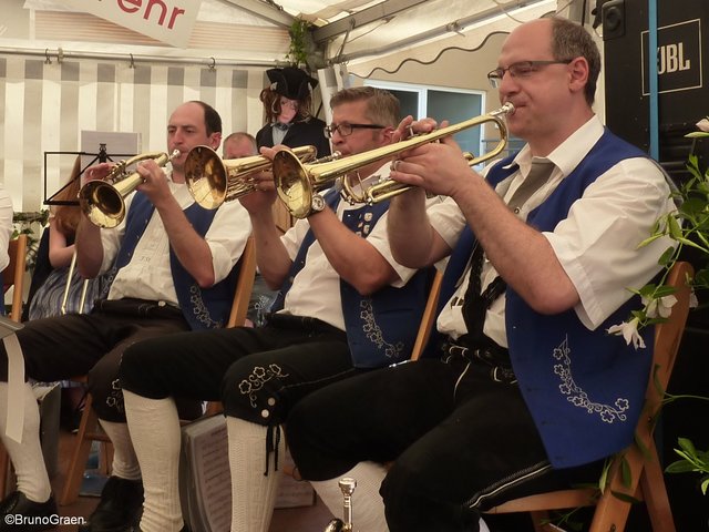 Odenwälder Trachtenkapelle Wenschdorf-Monbrunn beim Frühschoppenkonzert in Weckbach