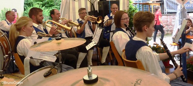 Odenwälder Trachtenkapelle Wenschdorf-Monbrunn beim Frühschoppenkonzert in Weckbach