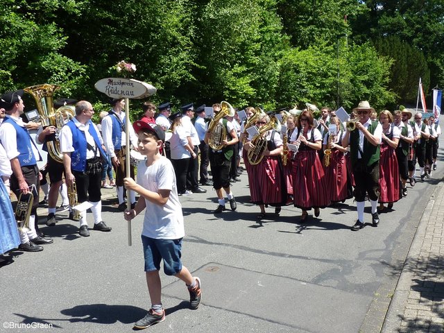 Odenwälder Trachtenkapelle Wenschdorf-Monbrunn und Musikkapelle Rüdenau beim Festzug in Weckbach
