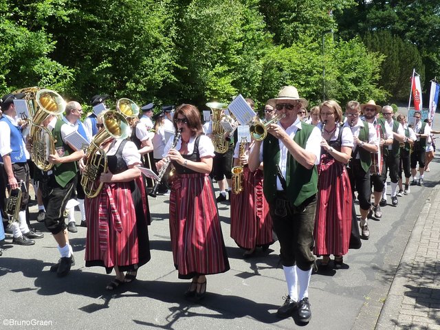 Musikkapelle Rüdenau beim Festzug in Weckbach