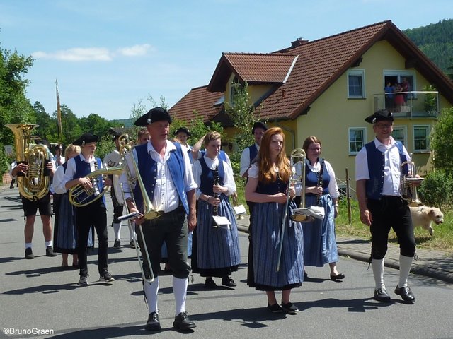 Odenwälder Trachtenkapelle Wenschdorf-Monbrunn beim Festzug in Weckbach