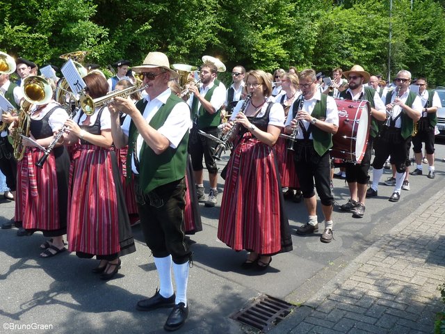 Musikkapelle Rüdenau beim Festzug in Weckbach