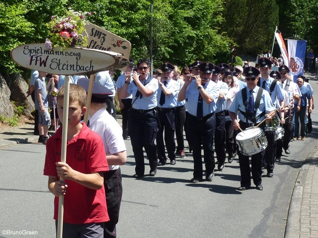 Spelmannszug Steinbach beim Jubiläumsfestzug der Freiwilligen Feuerwehr Weckbach