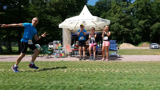 "Usain Bolt" oder Holger? Beide halten mit Späßen ihre Zuschauer bei Laune. ;-)