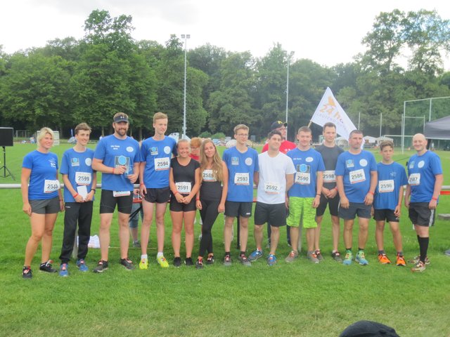 Die Siegerteams des 24h-Laufs in Hanau.