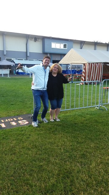 Das gutgelaunte Moderatoren-Duo Arno und Marion beim 24h-Lauf in Hanau.
