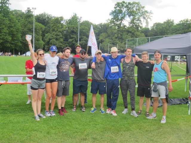 Die Siegerteams des 24h-Laufs in Hanau.