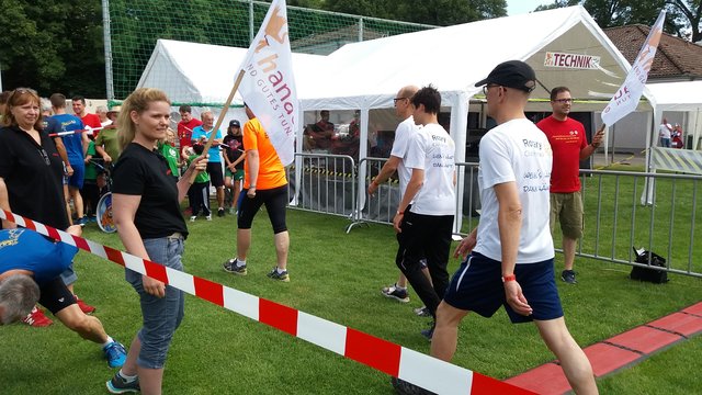 Start zum 6. Hanauer 24h-Lauf. Bettina Nenninger (links mit Flagge im Bild) begrüßt alle Läufer.