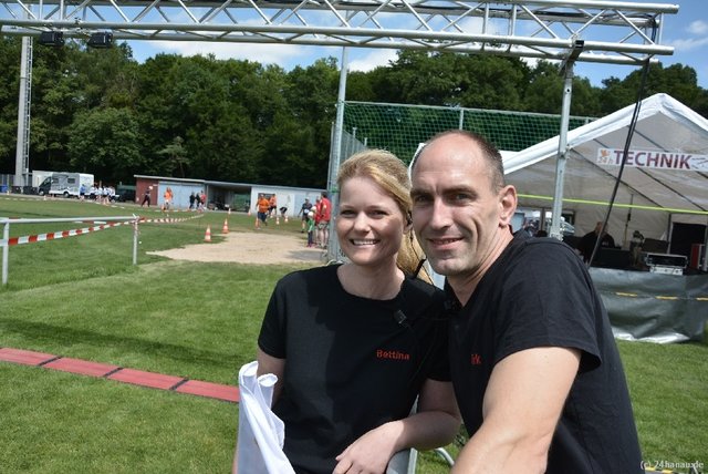 Die beiden fleißigen Haupt-Organisatoren Bettina und Dirk Nenninger, haben alles im Blick. (Bild v. 24h-Lauf Hanau-ORGA)