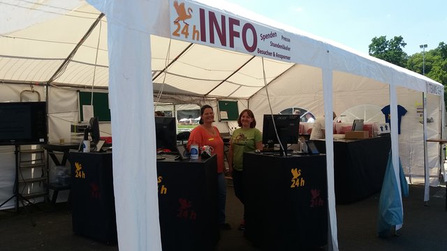 Infostand. – Hier werden alle Teilnehmer herzlich begrüßt. Viele ehrenamtliche Helfer unterstützen, wo sie können.