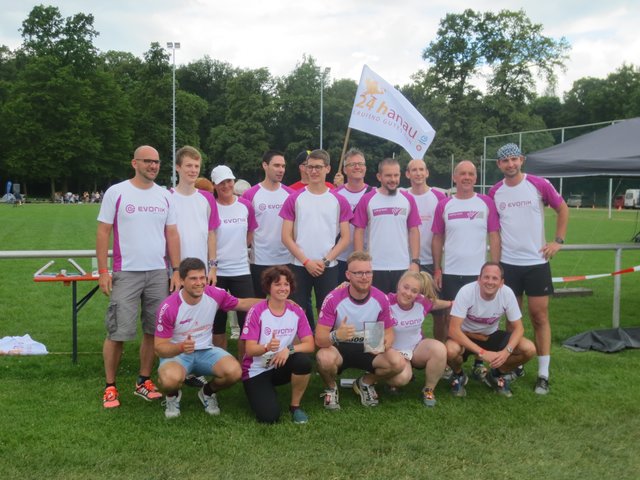 Die Siegerteams des 24h-Laufs in Hanau.