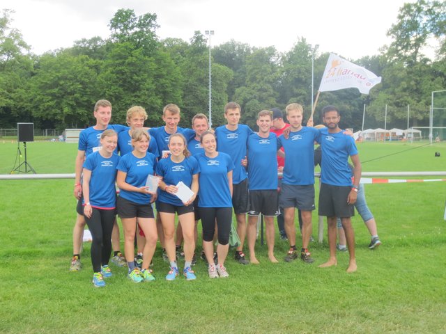 Die Siegerteams des 24h-Laufs in Hanau.