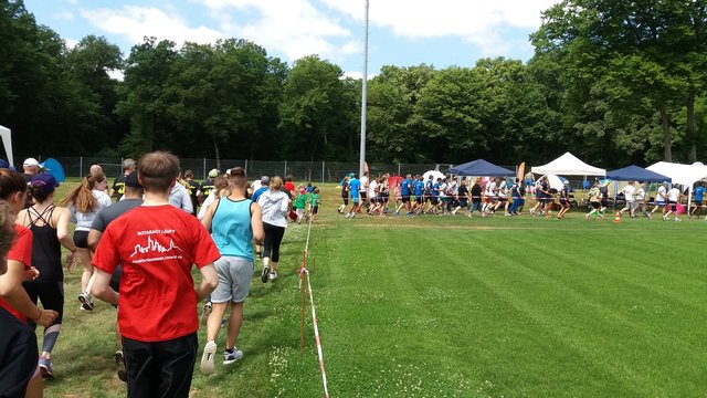1. gemeinsame Startrunde zu Beginn des Hanauer 24h-Laufs.