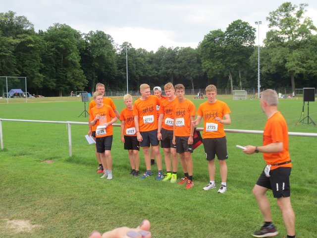 Die Siegerteams des 24h-Laufs in Hanau.
