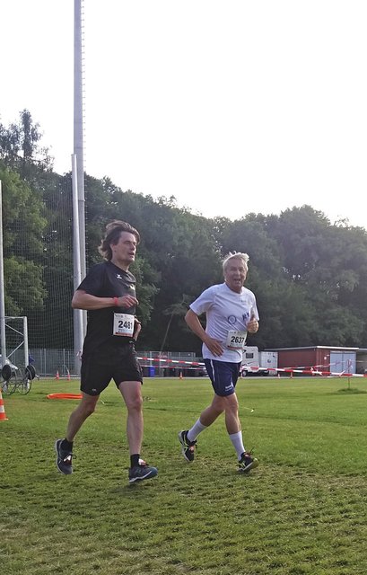 Fit bis ins hohe Alter! Das beweist ein 79-jähriger Sportler (weißes T-Shirt) als einer der älteste Teilnehmer am 24h-Lauf ... und läuft so manchem Jungspund noch davon.