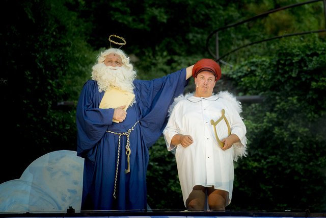 Ob Alois seine neue Rolle als frohlockender Engel Aloisius gefällt? Petrus hat Zweifel.