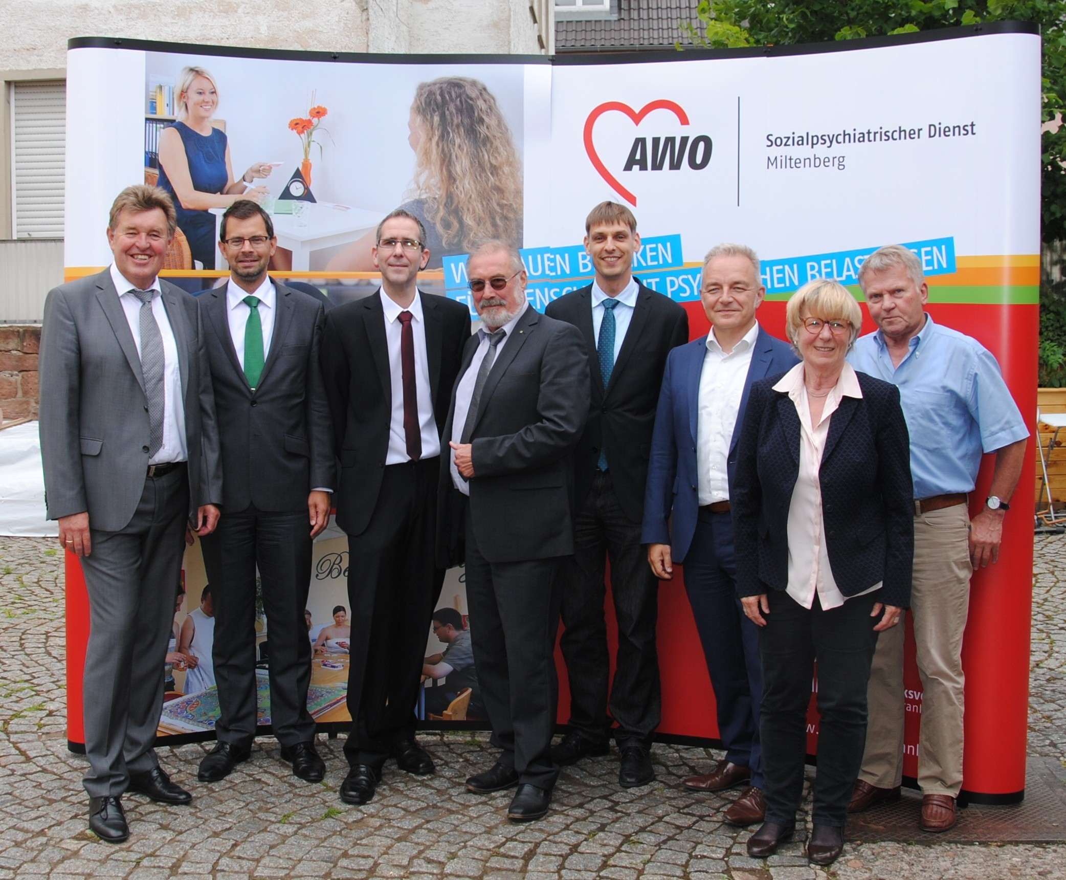 Harald Schneider (Stellvertr. Bezirksvorsitzender AWO Unterfranken e. V.), Landrat Jens Marco Scherf, Stephan Schreitz (Einrichtungsleiter Sozialpsychiatrischer Dienst Miltenberg), Klaus Huhn (Stellvertr. Bürgermeister Stadt Miltenberg), Thomas Geuppert (Bereichsleiter Behindertenhilfe AWO Unterfranken e. V.), Martin Ulses (Bezirksgeschäftsführer AWO Unterfranken e. V.), Ingrid Kaiser (1. Vorsitzende AWO Kreisverband Miltenberg e. V.) und Johann Schmidl (Schriftführer AWO Kreisverband Miltenberg e. V.).