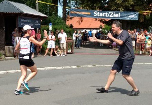 Moderator Marc Hofmann animierte zum Durchhalten. "DER LAUF" in Eberstadt.