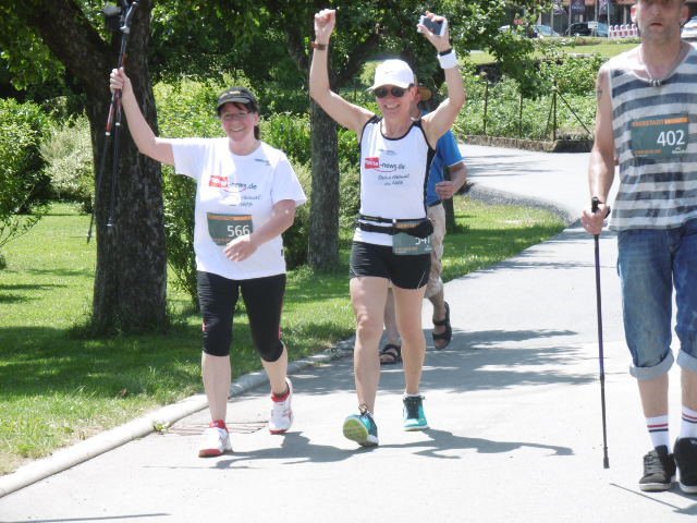 Mit Spaß über die Nordic Walking-Strecke.