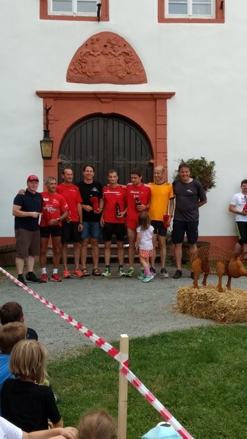 Ehrung der Sieger des 10-km-Laufs mit Joey Kelly (links) und Marc Hofmann (rechts)