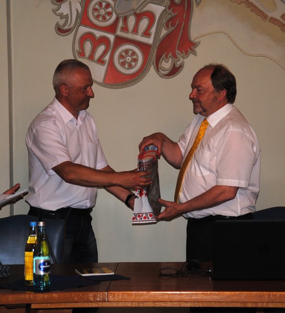 Zum Abschluss gab es ein Geschenk für Bürgermeister Helmut Demel. | Foto: Andrea Kaller-Fichtmüller