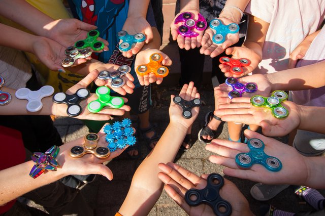 Der neue Trend heißt „Spinner“: aus der Grundform haben sich mittlerweile zahlreiche Formen und Farbvarianten entwickelt. | Foto: Dominik Stapf