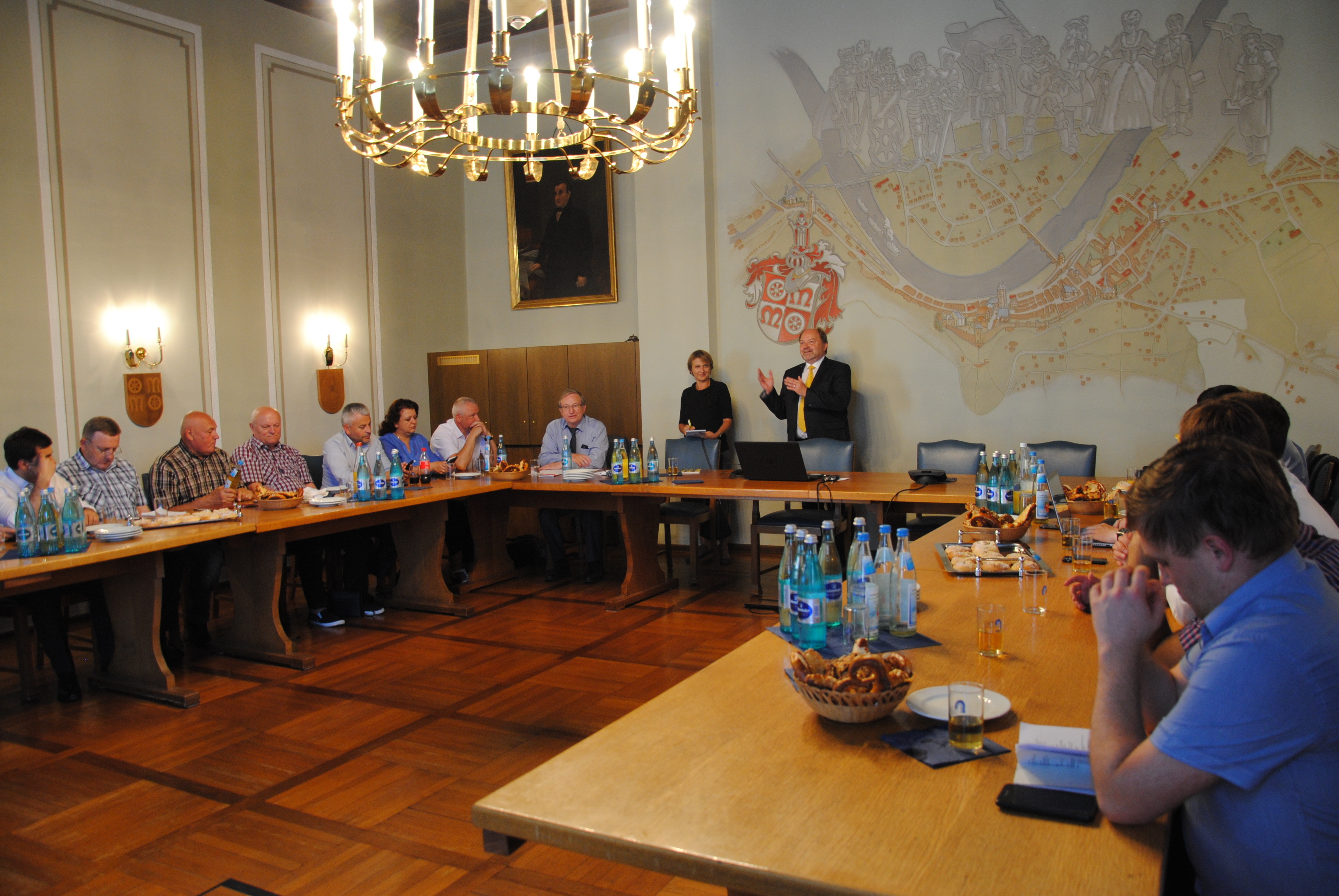 Bürgermeister Helmut Demel erläutert der Delegation aus der Ukraine am Beispiel der Odenwald-Allianz, wie kommunale Zusammenarbeit funktionieren kann.