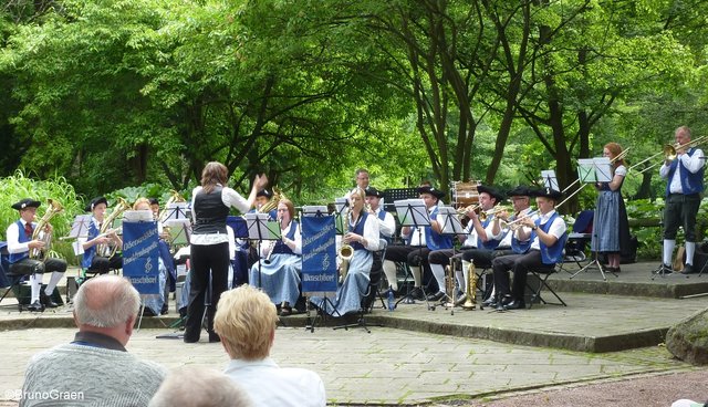 Odenwälder Trachtenkapelle Wenschdorf-Monbrunn beim Konzert im Park Schöntal am 16. Juli 2017
