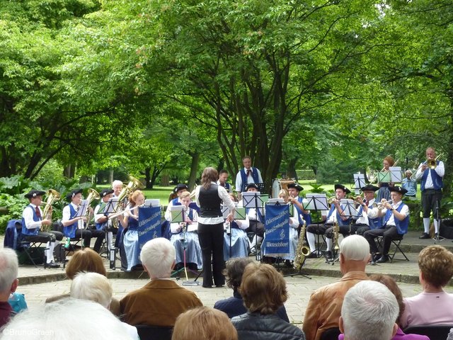 Odenwälder Trachtenkapelle Wenschdorf-Monbrunn beim Konzert im Park Schöntal am 16. Juli 2017