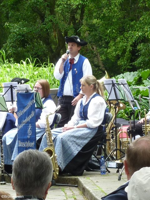 Odenwälder Trachtenkapelle Wenschdorf-Monbrunn beim Konzert im Park Schöntal am 16. Juli 2017