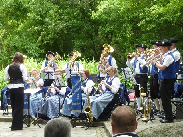 Odenwälder Trachtenkapelle Wenschdorf-Monbrunn beim Konzert im Park Schöntal am 16. Juli 2017