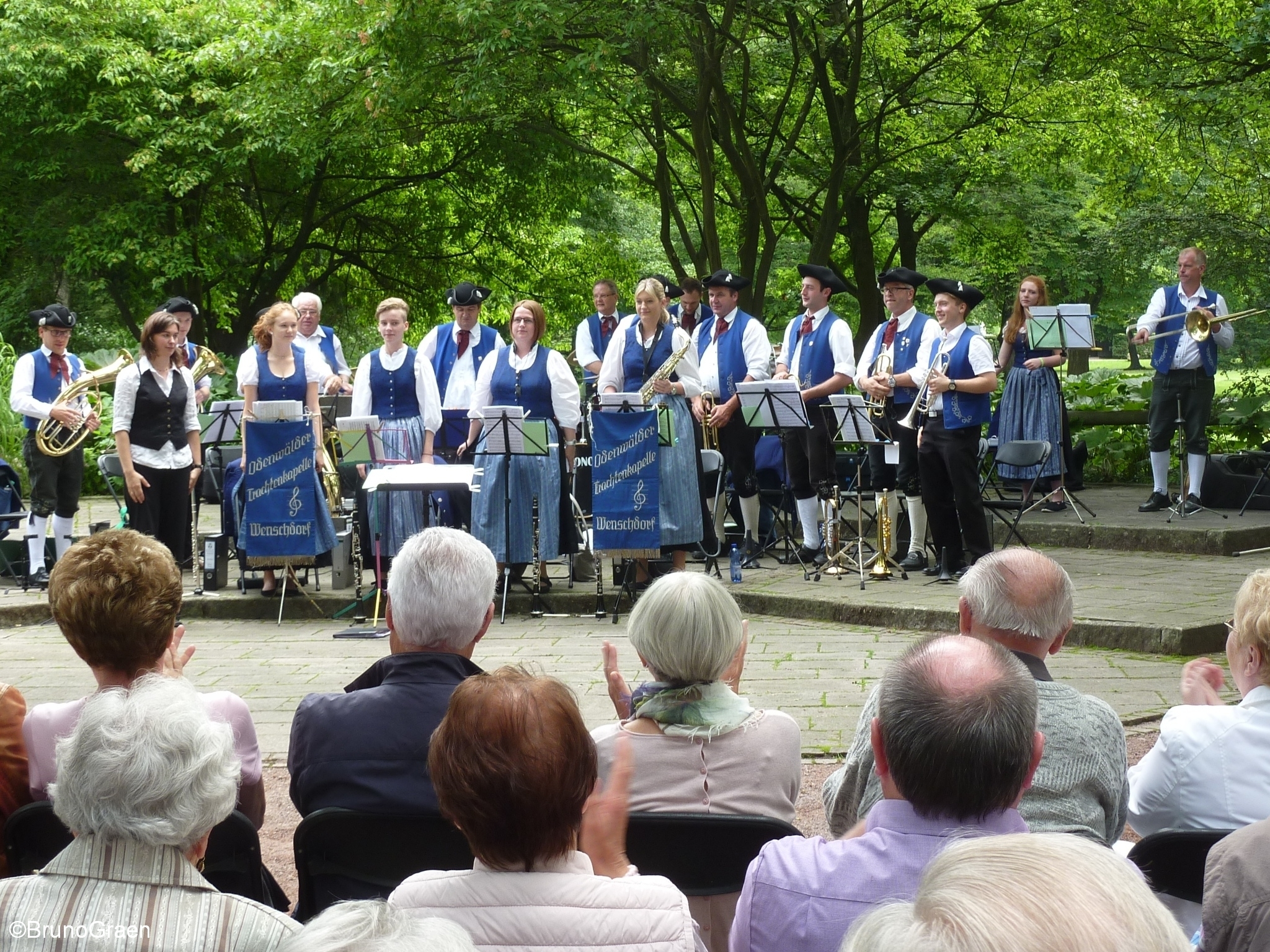 Odenwälder Trachtenkapelle Wenschdorf-Monbrunn beim Konzert im Park Schöntal am 16. Juli 2017