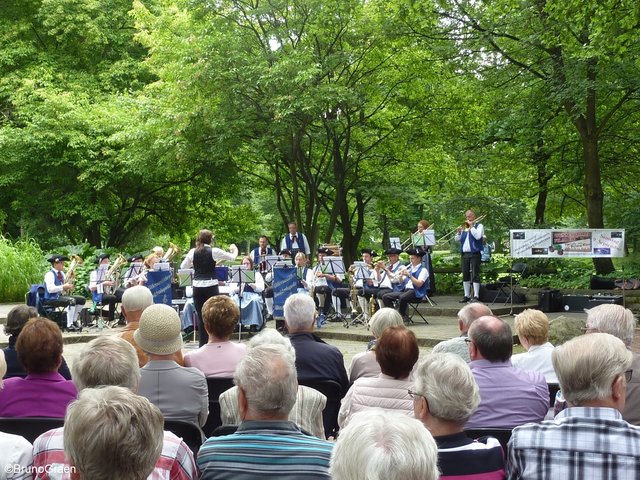 Odenwälder Trachtenkapelle Wenschdorf-Monbrunn beim Konzert im Park Schöntal am 16. Juli 2017