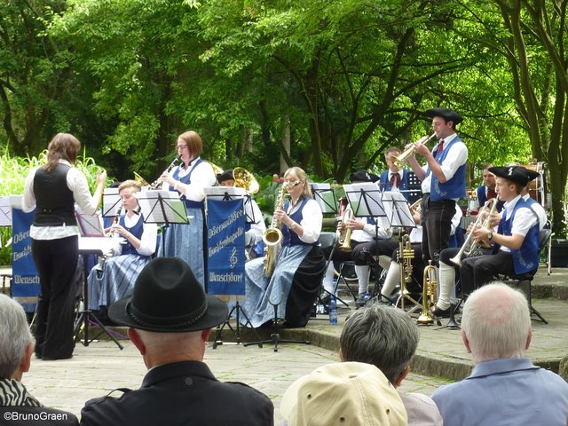 Odenwälder Trachtenkapelle Wenschdorf-Monbrunn beim Konzert im Park Schöntal am 16. Juli 2017