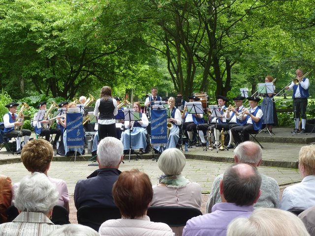 Odenwälder Trachtenkapelle Wenschdorf-Monbrunn beim Konzert im Park Schöntal am 16. Juli 2017