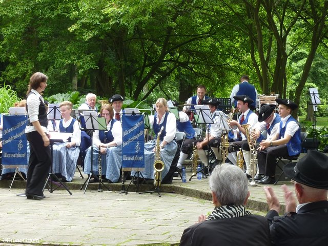 Odenwälder Trachtenkapelle Wenschdorf-Monbrunn beim Konzert im Park Schöntal am 16. Juli 2017