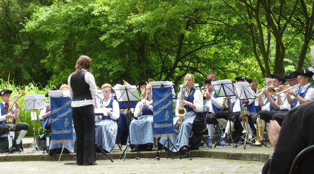 Odenwälder Trachtenkapelle Wenschdorf-Monbrunn beim Konzert im Park Schöntal am 16. Juli 2017