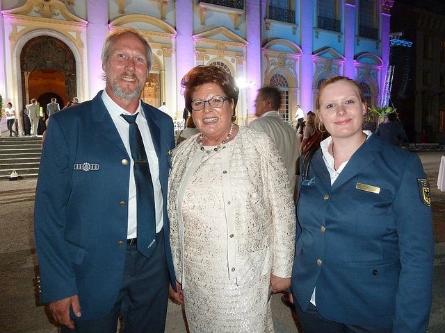 Landtagspräsidentin Barbara Stamm mit den Vertretern des THW-Ortsverbandes Miltenberg Tanja sowie Martin Oettinger.