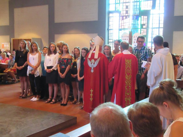 Weihbischof Boom beim Spenden der Firmung