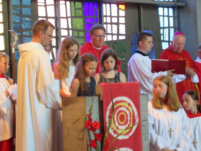 Firmlinge bei den Fürbitten