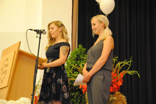 Tanja Scherb und Lea Wombacher hielten die Schülerrede.