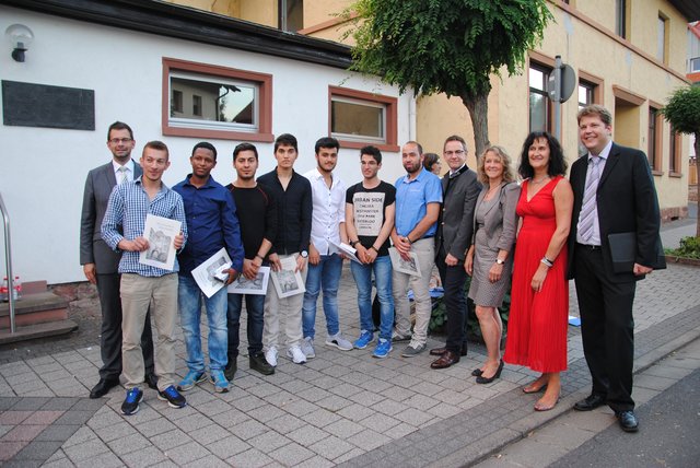 Mit den glücklichen Absolventen des „Quali“  freuen sich Landrat Jens Marco Scherf (ganz links), OStD Bernd Kahlert, OStR Monika Oswalt, die Schulleiterin der Mittelschule Miltenberg Hildegard Bauer und Thomas Beilharz vom Förderverein (rechts).