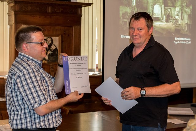 Übernahme der Medaillen und Urkunden (rechts: Christian Schmidt, Vorsitzender Deutscher Verband für Fotografie Bayern. Links: Bernd Ullrich, Vize Mainfränkischer Fotomeister