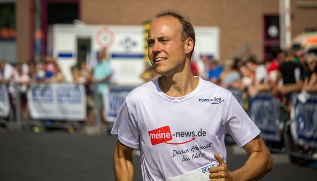 Angeschlagen und mit Ohrenschmerzen macht sich Dominik Stapf auf den Weg. Es geht immerhin um die Verlags-Ehre!
