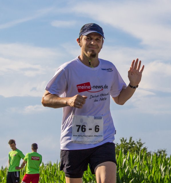 Servus! Die letzten Meter, dann wird Flo von seiner jubelnden Familie in Empfang genommen.
