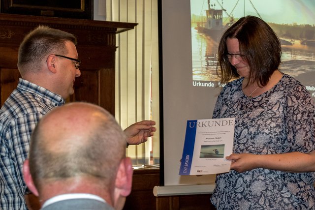 Yvonne Spörl erhält ihre Urkunde